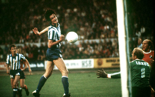 Göteborgs Ralf Edström nickar. T h Östers Göran Hagberg