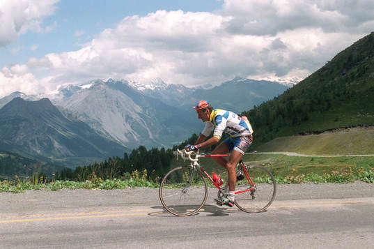 Cyklist på bergsväg,Italien
