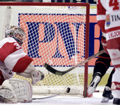 Boo Ahl i Timrås mål fick se pucken bakom sig ett antal