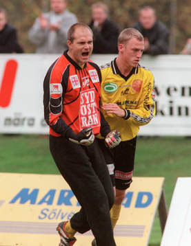 Mjällbys målvakt, Fredrik Olsson, tog här en straff