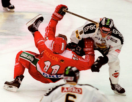 Magnus Kahnberg, Frölunda tacklas av Rikard Franzén, AIK