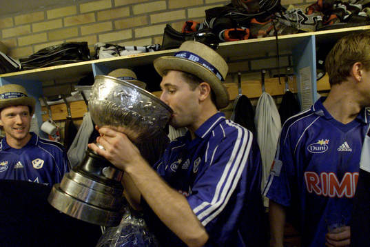 Stefan Selakovic, Halmstad. (Jubel, von Rosens pokal)