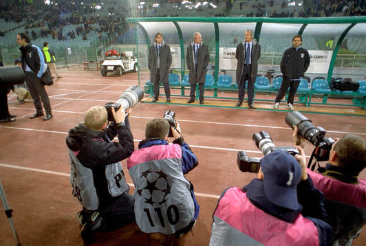 Sven-Göran Eriksson uppvaktas av fotografer