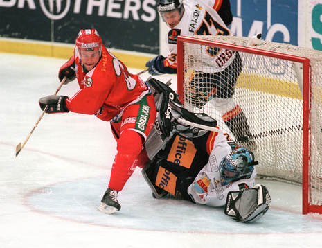 Ronnie Sundin, Frölunda försöker få in pucken bakom