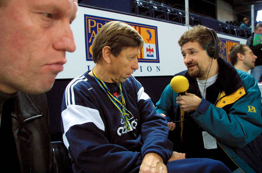 Radiosportens reporter Paul Zyra och expertkommentatorn