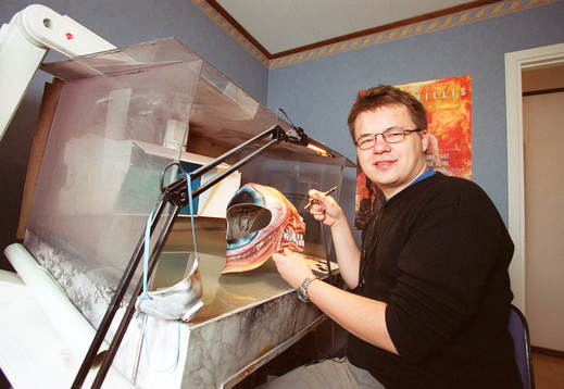 Konsnär David Gunnarsson. (målvaktshjälm)