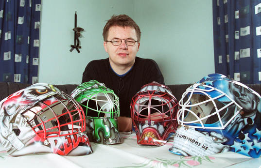 Konsnär David Gunnarsson. (målvaktshjälm)