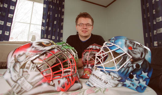 Konsnär David Gunnarsson. (målvaktshjälm)