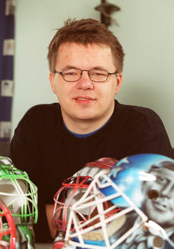 Konsnär David Gunnarsson. (målvaktshjälm)