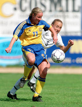 Ally Marquand, USA tittar fram bakom Victoria Svensson,