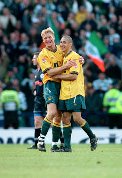 Henrik (Henke) Larsson och Johan Mjällby, Celtic, jublar