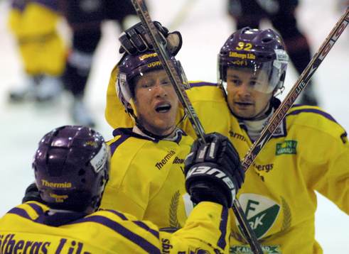 Radek Hamr gratulerar Jörgen Jönssen