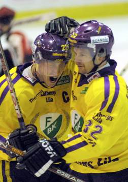 Radek Hamr gratulerar Jörgen Jönsson
