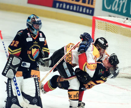 Mikael Renberg, Luleå, tacklar Ronnie Pettersson och
