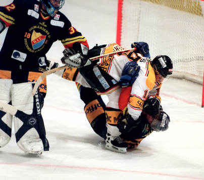 Mikael Renberg, Luleå, tacklar Ronnie Pettersson och