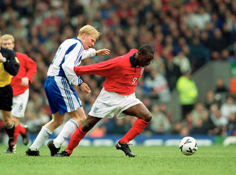 England - Finland: Andy Cole, England och Aki Riihilahti,