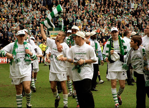 Celtic-spelarna firar ligasegern med Henrik Larsson (Henke