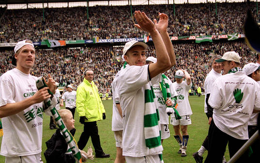 Johan Mjällby och Henrik Larsson (Henke Larsson) firar
