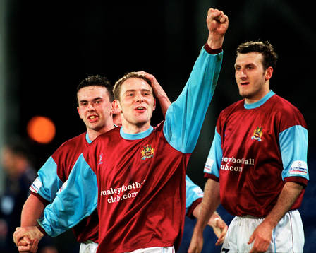 Dean West, Ian Moore och Glen Little, Burnley jublar (jubel)