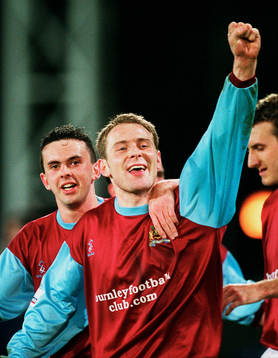 Dean West och Ian Moore, Burnley, jublar (jubel)