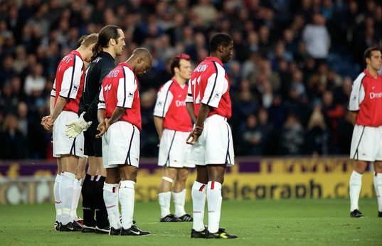 En tyst minut för förre Arsenal-spelaren David Rocastle
