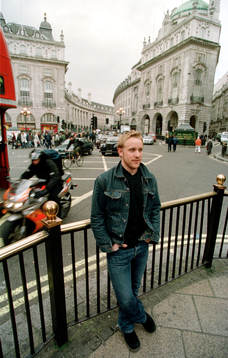 Pär Karlsson på Piccadily Circus i London