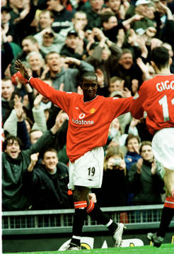 Tvåmålskytten Dwight Yorke jublar