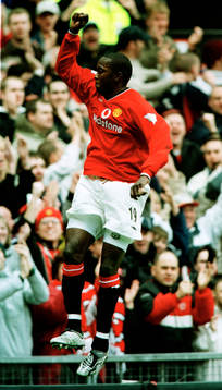 Tvåmålskytten Dwight Yorke jublar