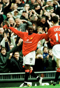Tvåmålskytten Dwight Yorke jublar
