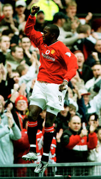 Tvåmålskytten Dwight Yorke jublar