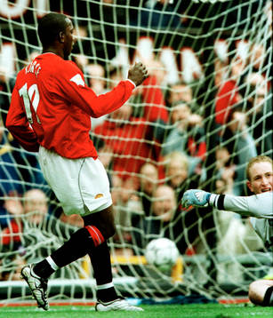 Tvåmålskytten Dwight Yorke jublar
