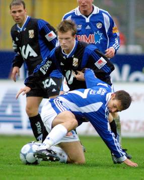 Fredrik Karlsson och Stefan Selakovic i kamp om bollen