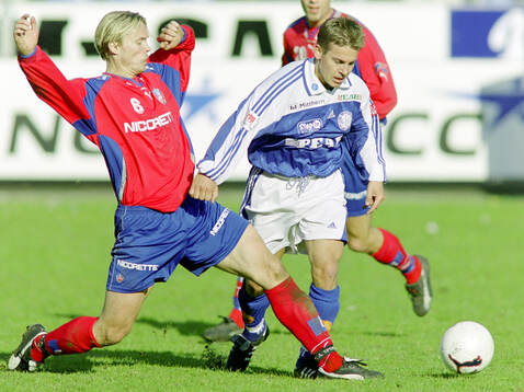 Helsingborgs Björn Johansen (t v) mot Sundsvalls Marku