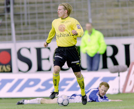 Elfsborgs Fredrik Berglund, på marken Halmstads Michael