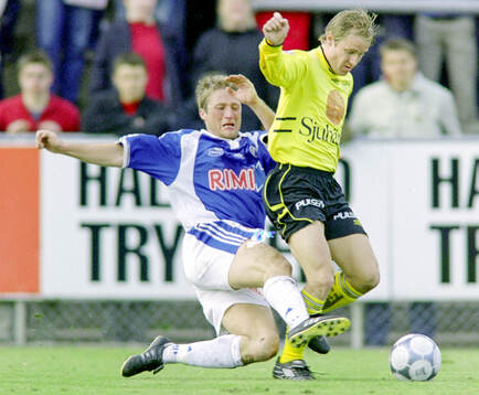 Elfsborgs Andreas Klarström tacklas av Halmstads Fredrik