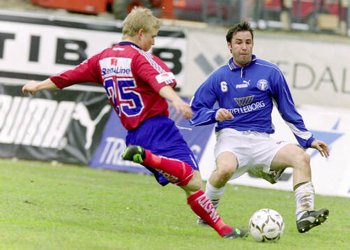 Örgrytes David Frölund skjuter mot Trelleborgs Mattias