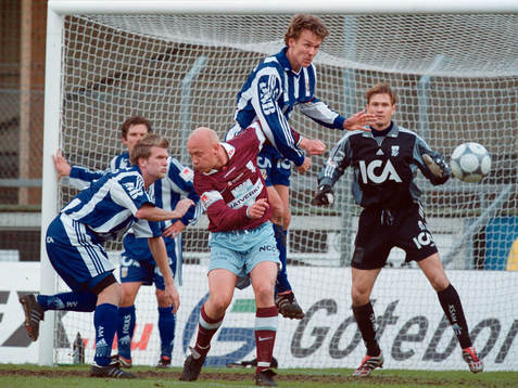 Magnus Erlingmark vinner en luftduell