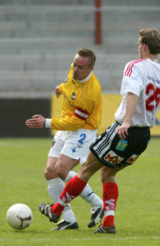 IFK Malmös lagkapten Jonas Danielsson attackeras av Joel