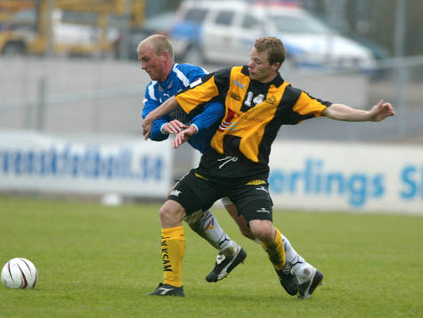 Häckens Andreas Tell trycks på bakifrån av Trelleborgs