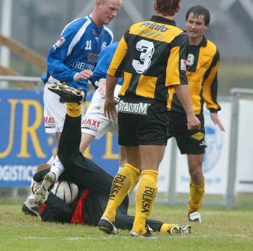Häckens målvakt Christoffer Källqvist har bollen, men