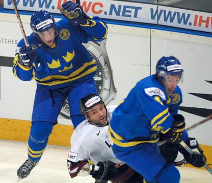 Gregorijs Pantelejevs mellan Henrik Sedin och Christer