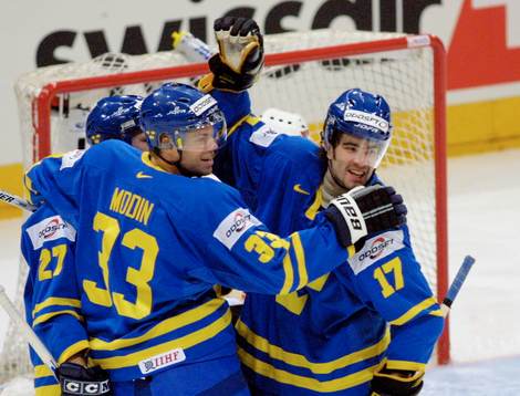Mathias Johansson kramas om av Leif Rohlin och Fredrik Modin