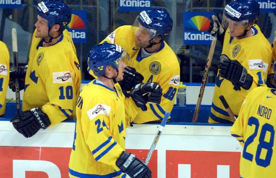 Daniel Alfredsson gratuleras