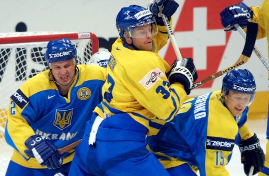 Fredrik Modin tog och gav mycket stryk, här mellan Artem