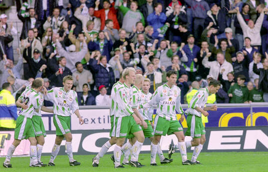 Hammarbys Andreas Hermansson (2:a fr v) gratuleras