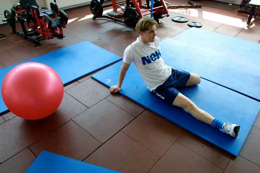 Tommy Salo stretchar