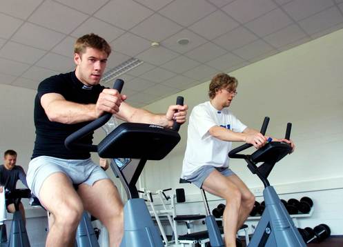 Mattias Öhlund och Daniel Tjärnqvist på träningscykeln
