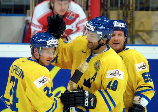 Daniel Alfredsson, Sverige gratuleras av Mikael Renberg och