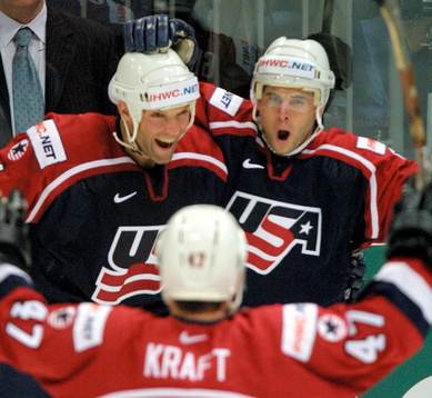 Brian Gionta och Darby Hendrickson, USA (jubel)