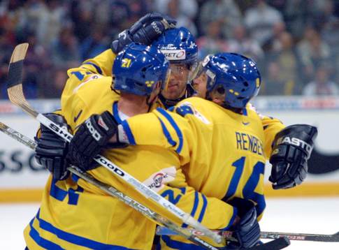 Mattias Öhlund kramas om av Jörgen Jönsson och Mikael